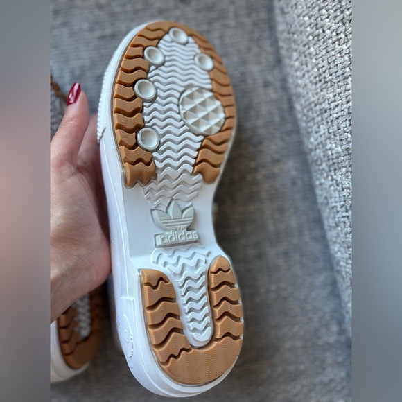 BNWT Adidas Nizza Trek W Sneakers - Women’s Size 8 - White/Gum Sole - Picture 7 of 14